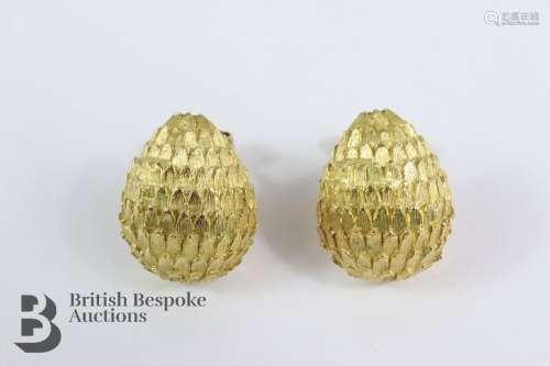 18ct stylistic gold earrings (not hallmarked)