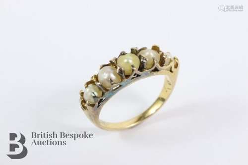 14/15ct gold and pearl ring. The ring set with five pearls 4...