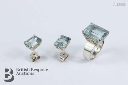 14/15ct white gold and aquamarine dress ring. The emerald-cu...