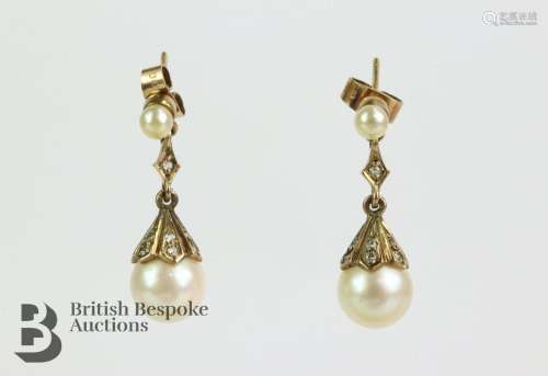 Pair of 9ct gold cultured pearl drop earrings. The pearls me...