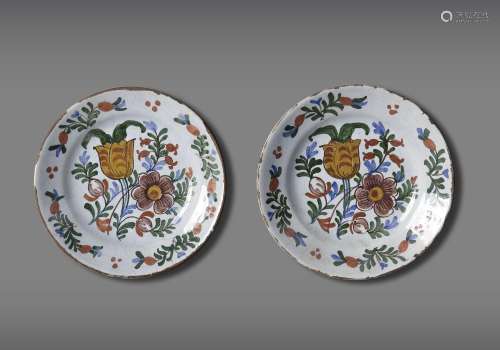 A PAIR OF FAIENCE DISHES