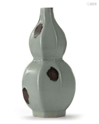 A CHINESE LONGQUAN CELADON RUSSET-SPLASHED DOUBLE GOURD VASE...
