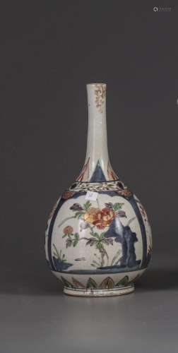 A JAPANESE IMARI BOTTLE VASE, EDO PERIOD CIRCA 1700
