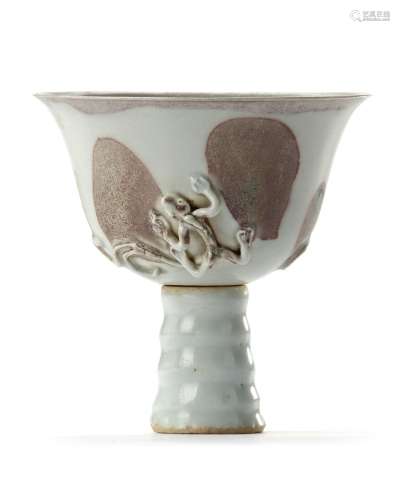 A CHINESE WHITE GLAZED STEM CUP, MING DYNASTY (1368-1644)
