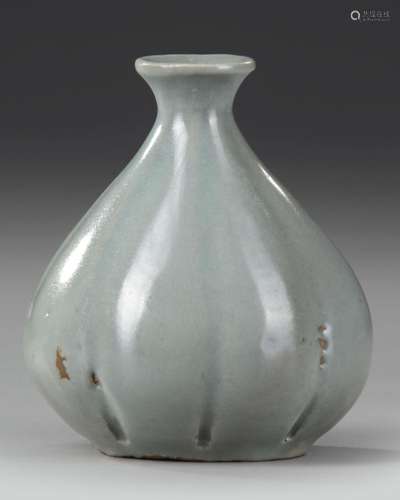 A SMALL KOREAN VASE, GORYEO DYNASTY (918-1392)