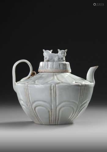 A CHINESE QINGBAI RECUMBENT CATS EWER AND COVER, NORTHERN SO...