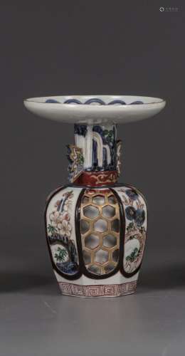 A JAPANESE IMARI DOUBLE-WALLED RETICULATED VASE