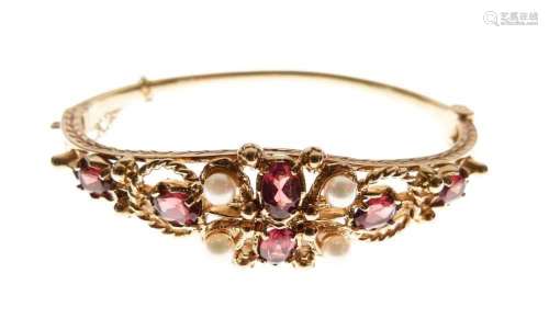 9ct gold garnet and cultured pearl hinged bangle