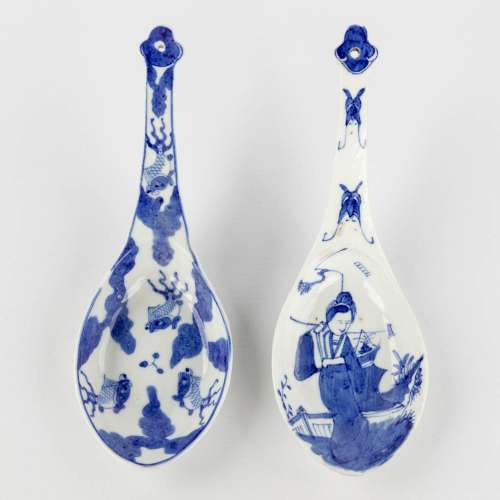 A set of 2 spoons, blue-white porcelain decorated with koi a...