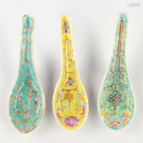 A set of 3 Chinese spoons with 'Double Carp en Eternal Knob'...