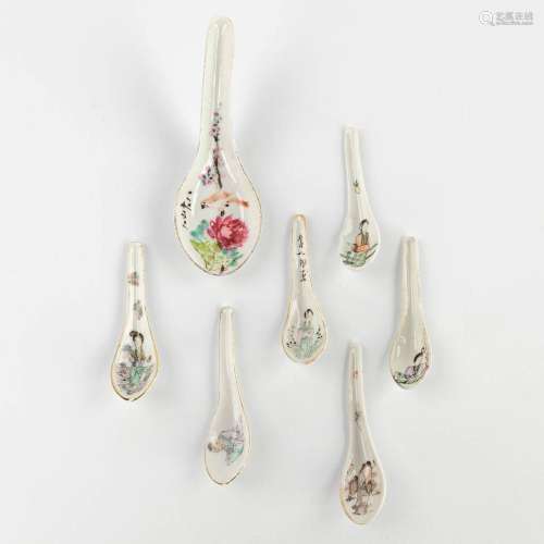 A set of 7 Chinese spoons Qianjian Cai and Famille Rose. 19t...