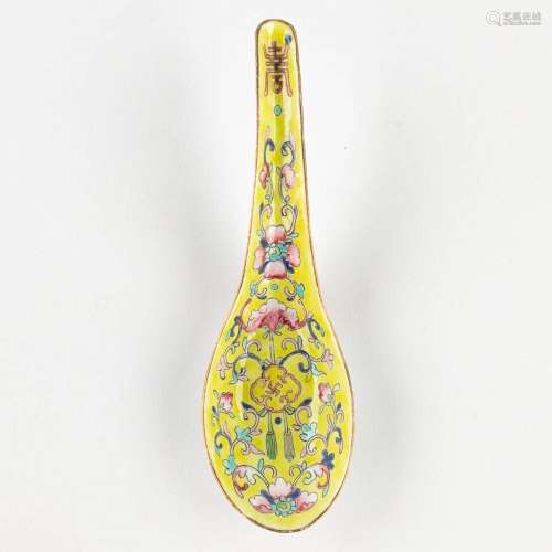 A Chinese spoon, decorated with a bat and Shou sign. Tongzhi...