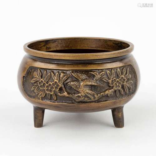 A Chinese bronze tripod censer with images of birds. Circa 1...
