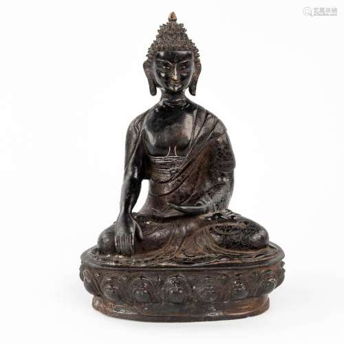 A Chinese figurine of Shakyamuni, patinated bronze. (L: 16 x...