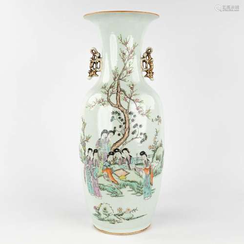 A Chinese vase decorated with 8 ladies. 19th/20th century. (...