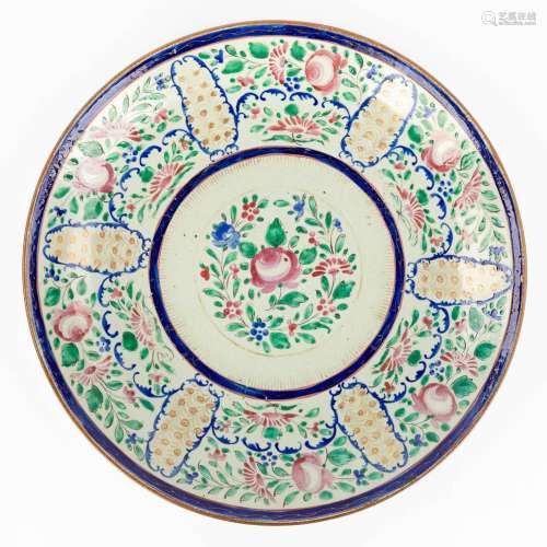 A Chinese bowl or plate with flower decor, porcelain, 18th/1...