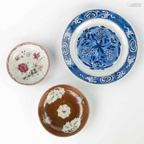 A collection of 3 antique Chinese plates. 19th/20th C. (D: 2...