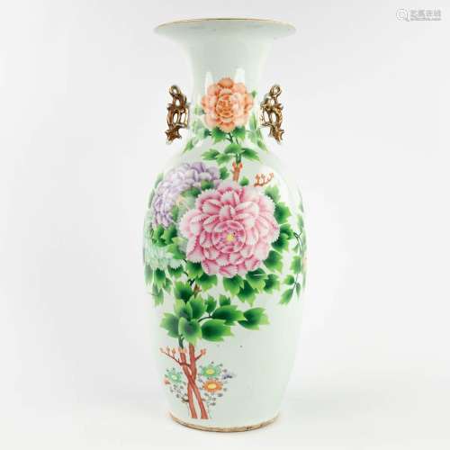 A Chinese vase decorated with peonies, 19th/20th C. (H: 57 x...