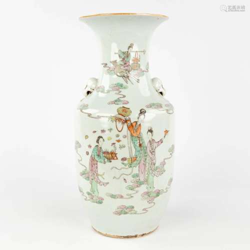 A Chinese vase, decorated with ladies. 19th/20th C. (H: 42 x...