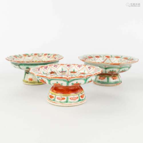 A set of 3 Oriental bowls, Benjarong porcelain. (H: 5 x D: 1...