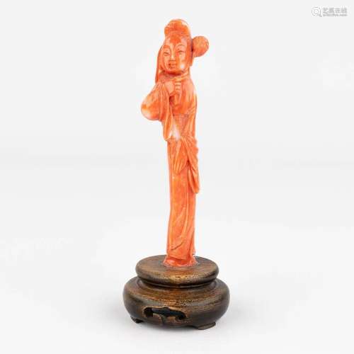 A small Chinese figurine, sculptured red coral. (H: 9,5 cm)