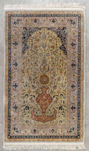 An Oriental hand-made carpet, China, zijde. (L: 152 x W: 91 ...