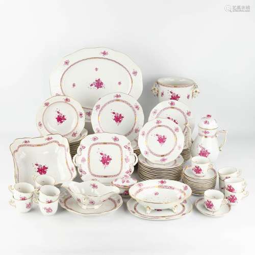 Herend, a 69-piece dinner service with hand-painted decor. (...