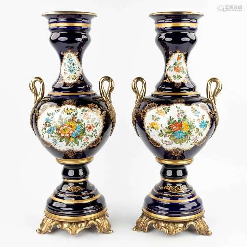 Manufacture Richelieu, a pair of vases with hand-painted dec...