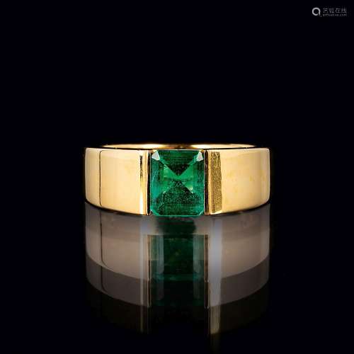 A colourfine Emerald Ring.