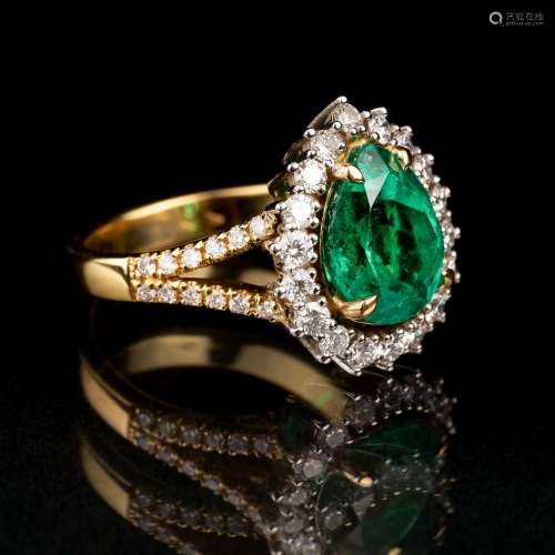 An Vivid green Emerald Diamond Ring.