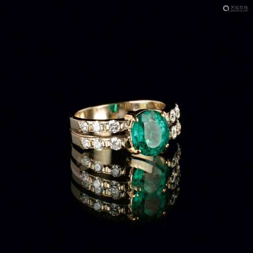 A colour-intensive Emerald Diamond Ring.
