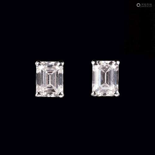 A Pair of River Diamond Solitaire Earstuds.