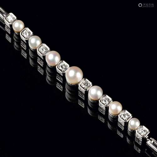 A Pearl Diamond Bracelet.