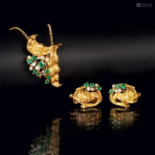 An Emerald Jewellery Set: A Pair of Earclips and Pendant on ...