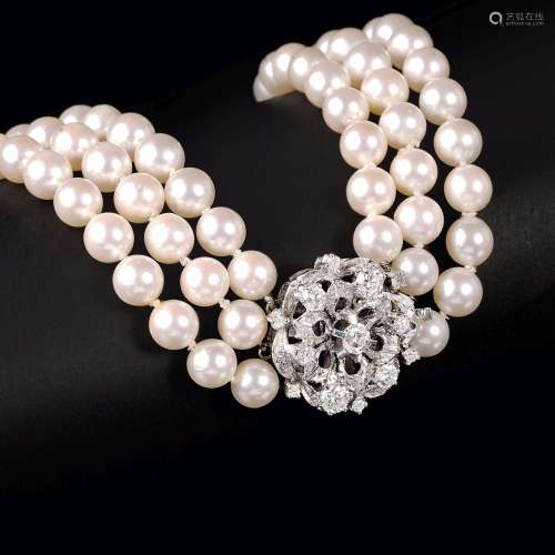 A Pearl Necklace with Diamond Clasp.