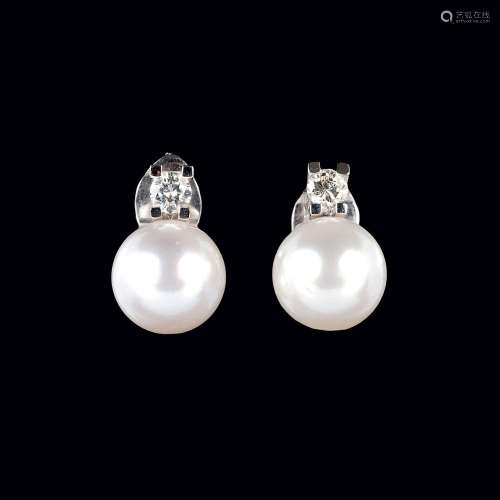 A Pair of fine Solitaire Diamond Pearl Earrings.