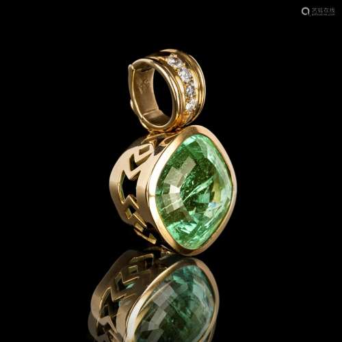 A highquality Emerald Pendant with Diamonds.