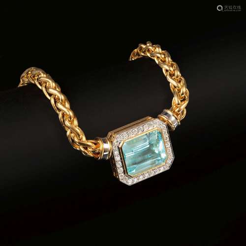 A Gold Necklace with splendid Aquamarine Diamond Frontpiece.