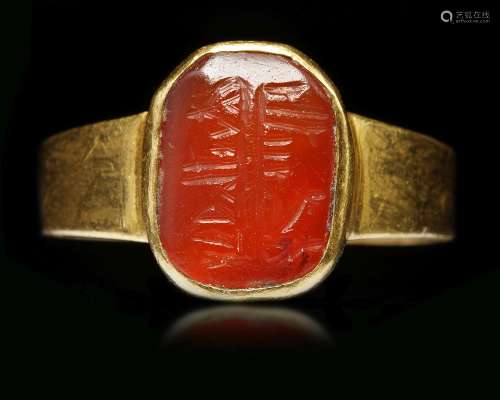 AN AGATE SEAL GOLD RING