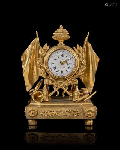 PENDULE DE STYLE LOUIS XVI En bronze cisel