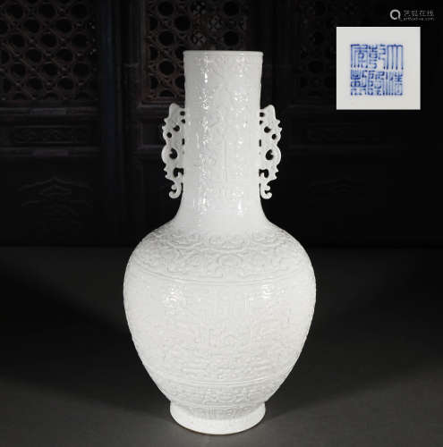 中國清代 添白釉雕刻回龙纹雙耳瓶