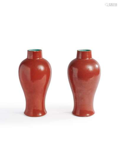 Paire de vases en porcelaine monochrome corail<br />
Chine, ...