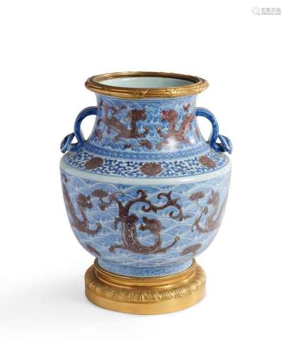 Vase hu en porcelaine bleu blanc et rouge de cuivre<br />
Ch...