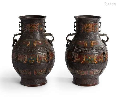 CHINE<br />
Paire de vases en bronze cloisonné à deux anses ...