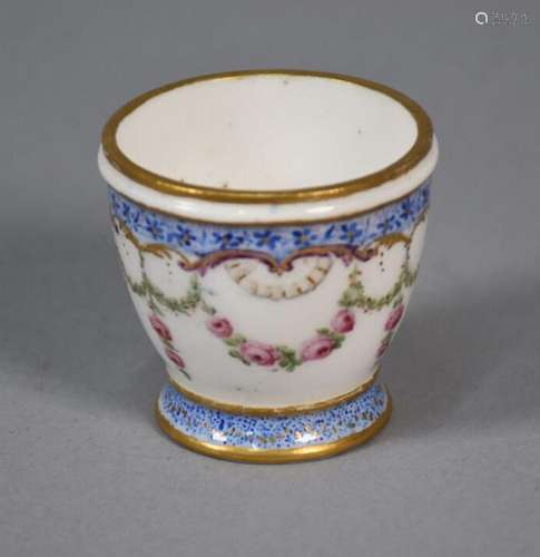 SÈVRES<br />
Coquetier en pâte tendre à décor polychrome de ...