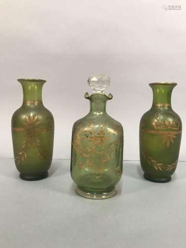 Paire de vases en verre vert à décor doré de guirlandes et f...