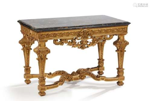 TABLE DE MILIEU en bois richement sculpté, ajouré et doré à ...