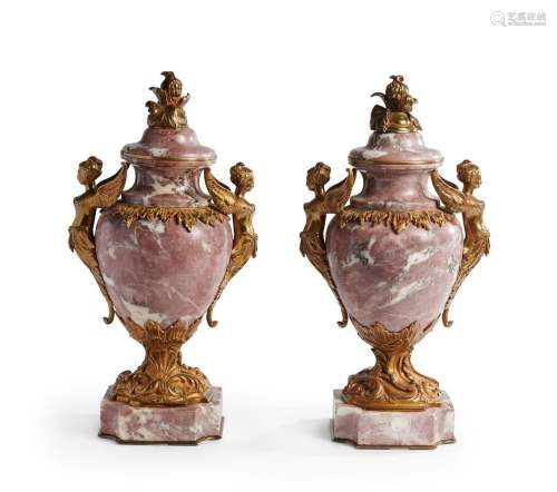 Paire de vases couverts en marbre, ornementations de bronze ...