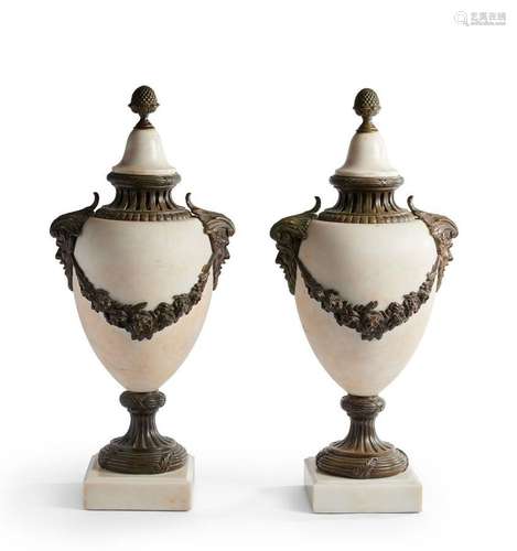 Paire de vases en marbre blanc et ornementation de bronze pa...