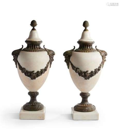 Paire de vases en marbre blanc et ornementation de bronze pa...